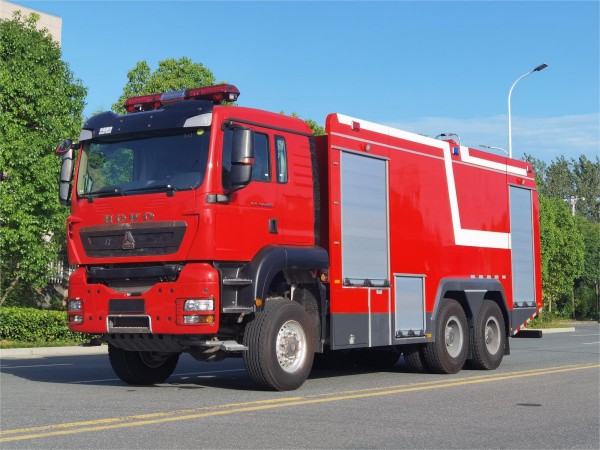 豪沃越野17.5吨泡沫消防车