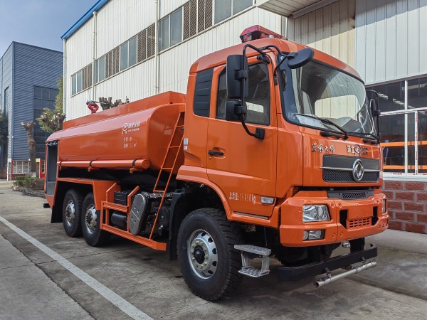 东风 8 吨六驱越野消防洒水车